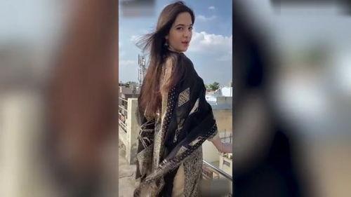 女网红爆料唱歌视频播放,火爆视频背后的歌唱实力大揭秘